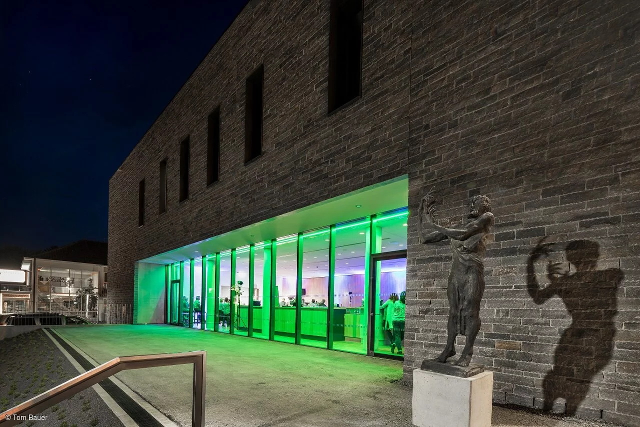 Stadthalle bei Nacht (Bad Neustadt, Rhön)