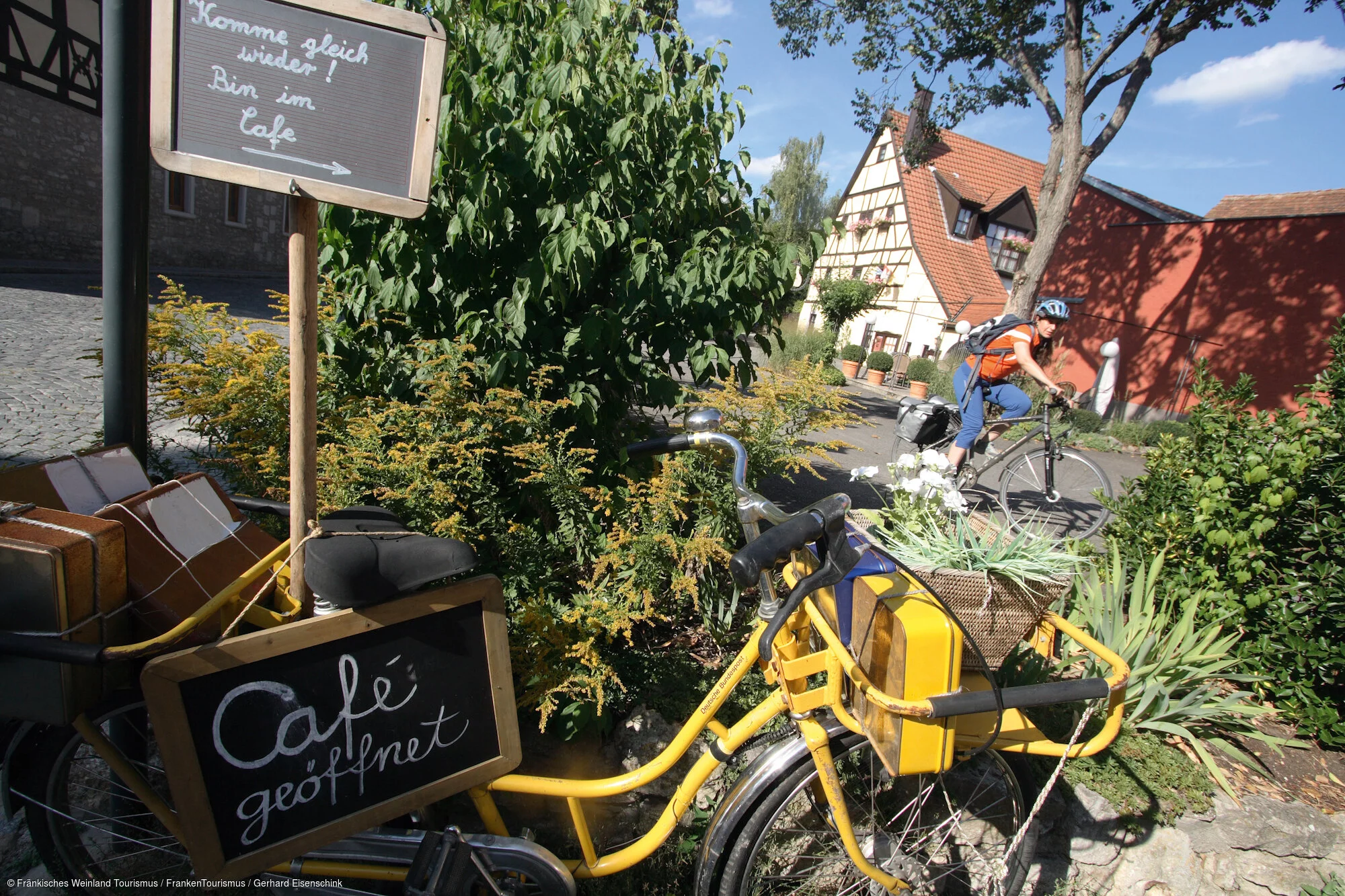 Radlerin in Sommerhausen (Sommershausen/Fränkisches Weinland)