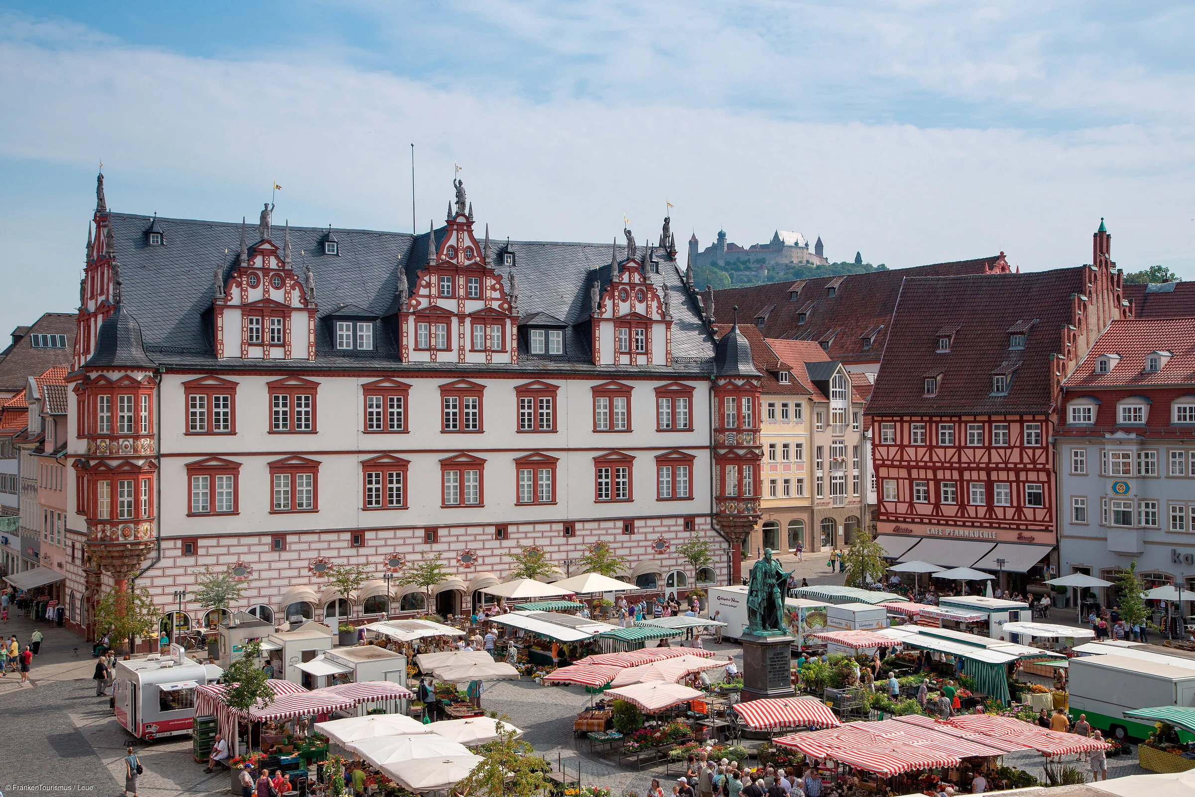 Marktplatz Coburg mit Rathaus und Prinz Albert Statue (Coburg, Coburg.Rennsteig)