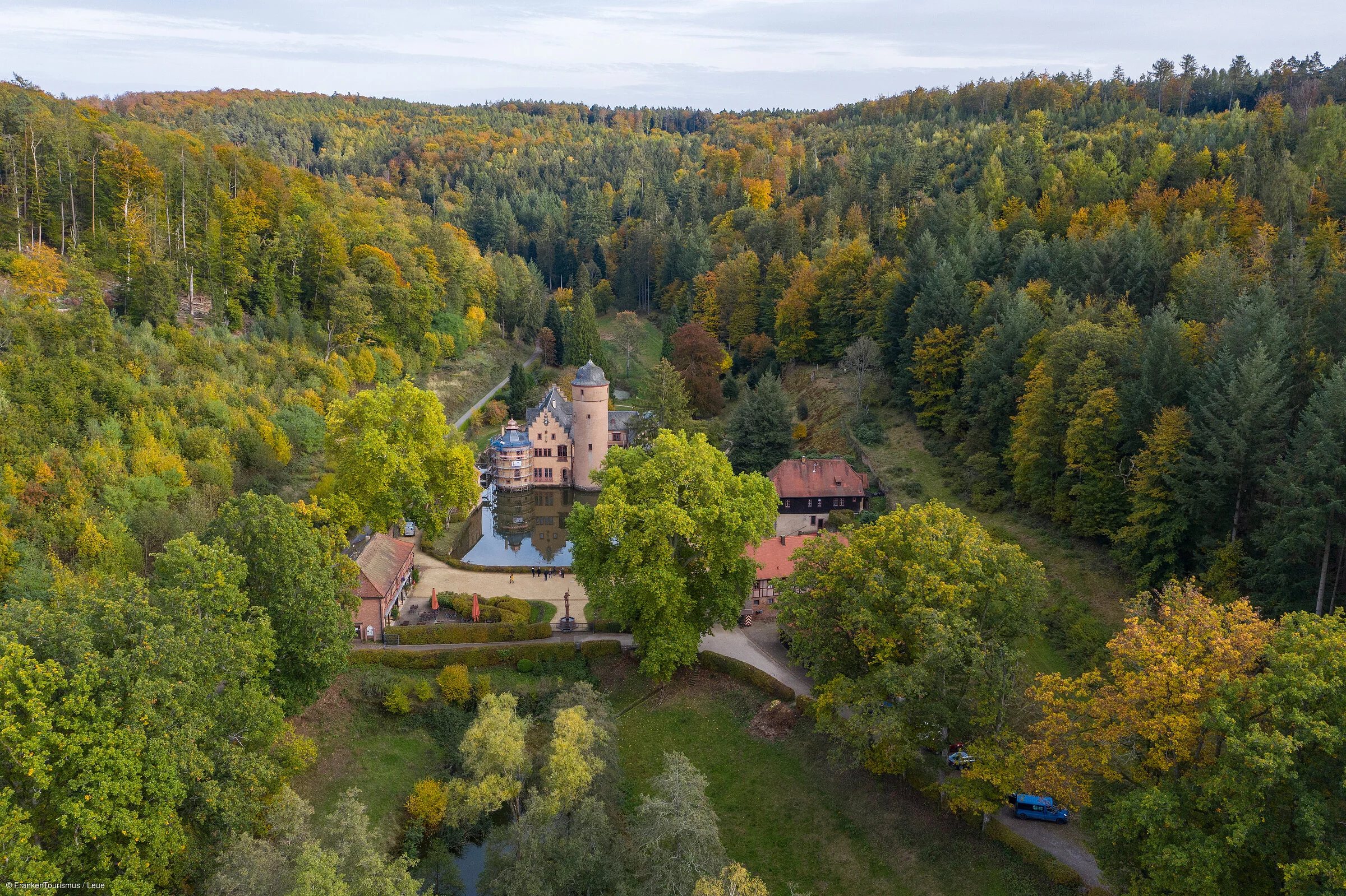 Schloss Mespelbrunn im Herbst (Mespelbrunn/Spessart-Mainland)