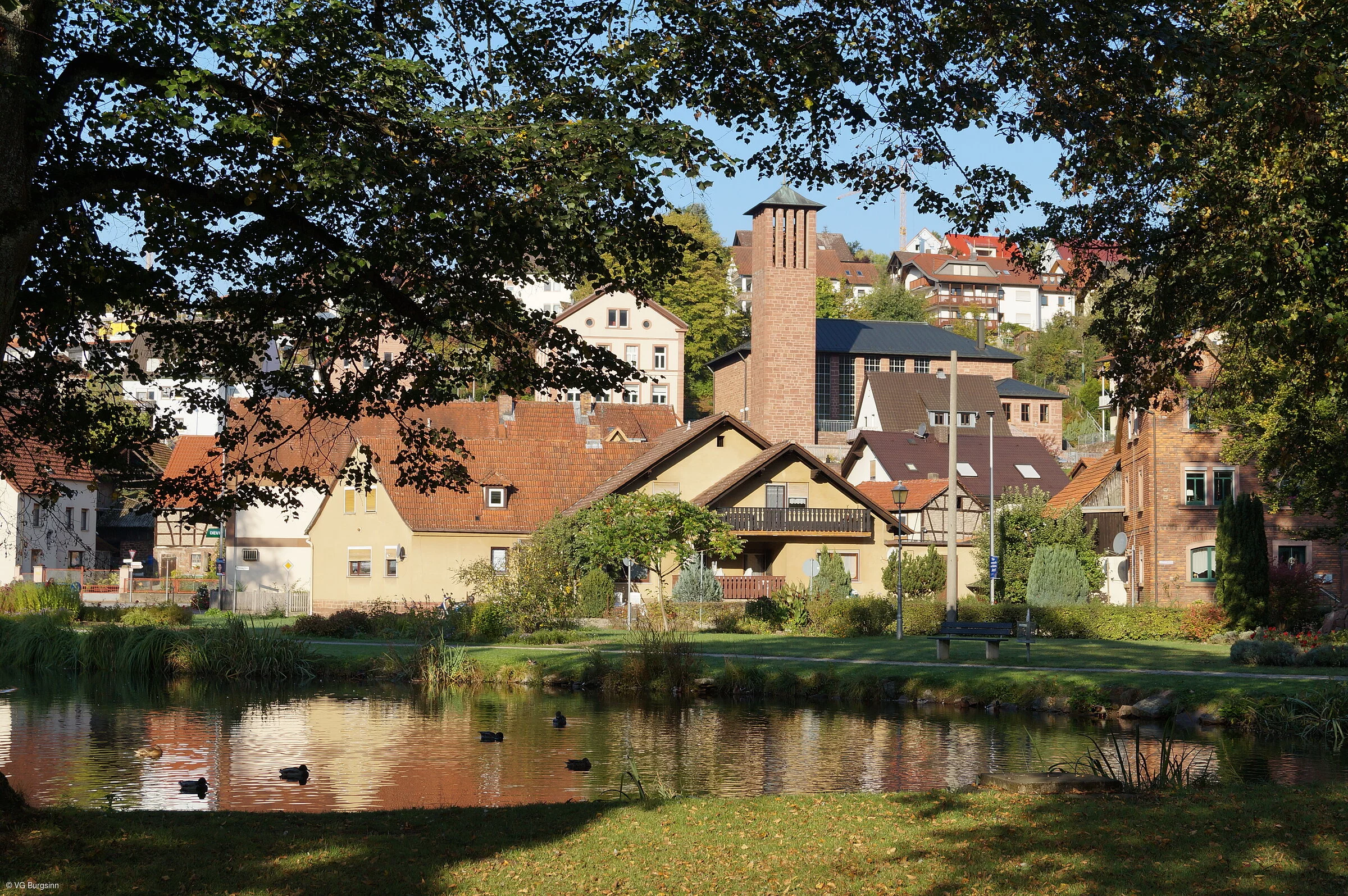 Park mit Aussicht auf evang. Kirche (Burgsinn, Spessart-Mainland)