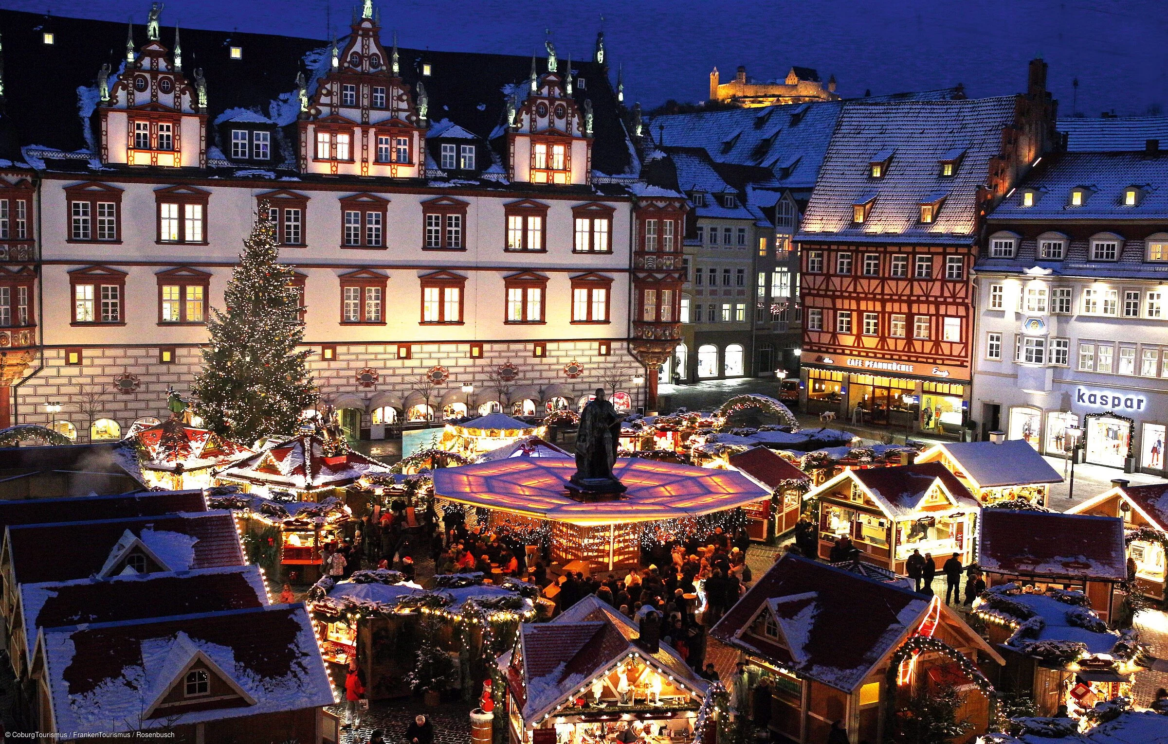 Coburger Weihnachtsmarkt mit Veste im Hintergrund (Coburg, Coburg.Rennsteig)